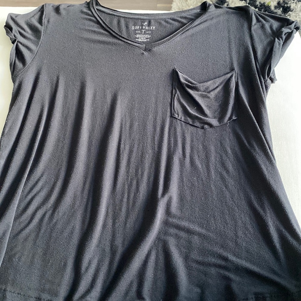 Soft and sexy black T-shirt, single pocket in the front